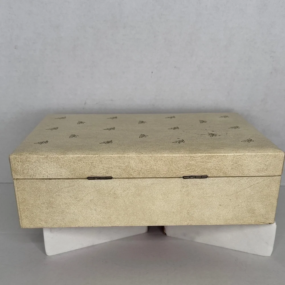Vintage 1970's Cream and Gold Leaf Pattern Faux Leather Jewelry Box no key
